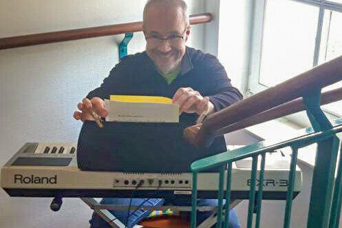 Norbert Forcher begleitet den Gesang mit dem Keyboard