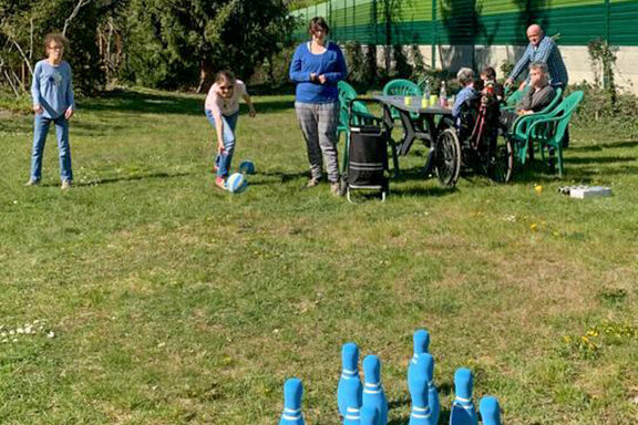 Bei schönem Wetter bietet der Garten reichlich Platz zum Kegeln