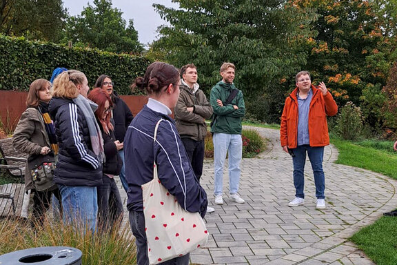 Jan Bottenberg (Einrichtungsleitung Wohnen und Pflege am Wald) erläuterte die Pflegeausbildung Jan Bottenberg (Einrichtungsleitung Wohnen und Pflege am Wald) erläuterte die Pflegeausbildung