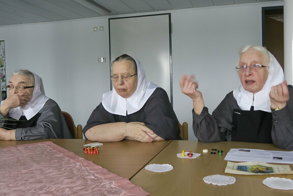 In den kleinen Gesprächsgruppen tauschte man sich zum Thema Wunder aus, teils mit Unterstützung von Figuren