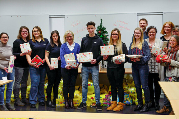 Melanie Tröps (Kreisjugendrotkreuzleiterin, 2.v.l.) und Andrea Nickel (Filialleiterin myToys Siegen, 3. v. l.) bei der Geschenkeübergabe