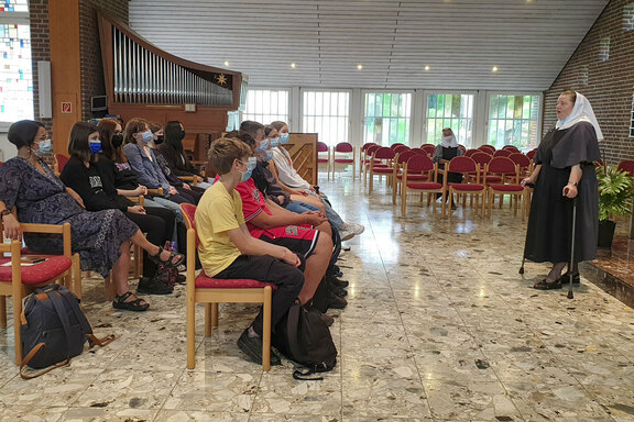Oberin in der Kapelle