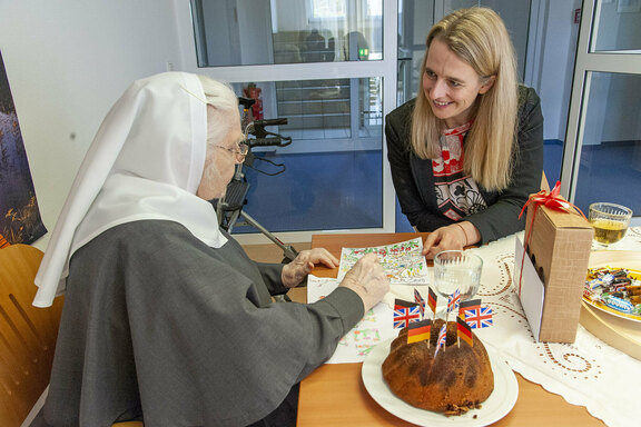 Die Jubilarin erläutert, welche Ideen ihr beim Gestalten des Frühlingsmotivs gekommen sind