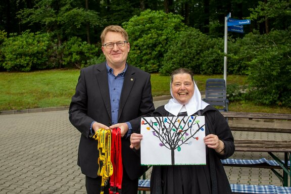 Sr. Christine Killies und Christian Wagener freuten sich über das gemalte Bild der Schülerinnen und Schüler