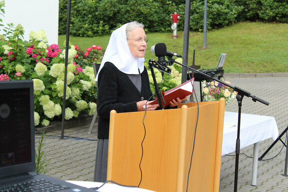 Sr. Renate Kunert schlug in ihrer Morgenandacht auch den Bogen zum bevorstehenden Abschied von Frau Hamann