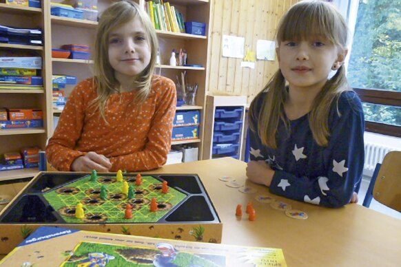 Die Kinder spielen gerne gemeinsam Brettspiele Die Kinder spielen gerne gemeinsam Brettspiele