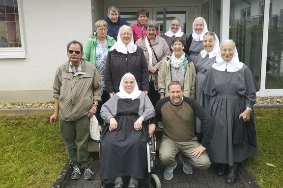 Gruppenfoto WG Sonnenblumen mit Diakonissen  