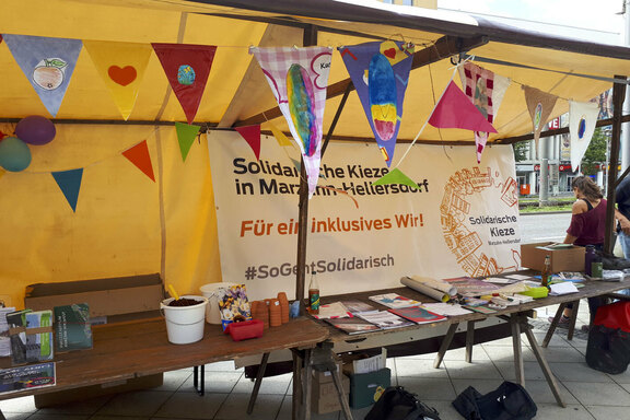 Impressionen der Wimpel-Vielfalt beim Demokratiefest