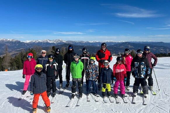Teilnehmende auf der Piste