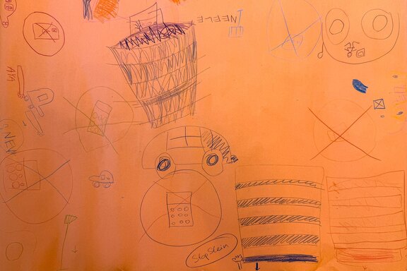 Gemeinsam lösten die Kinder Aufgaben