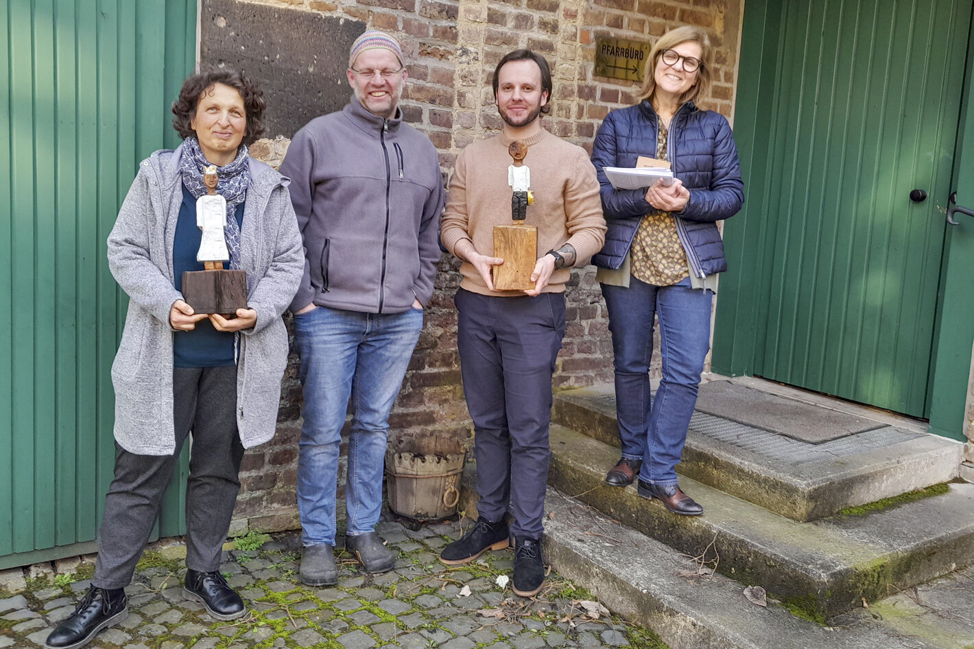 Personen nehmen Skulpturen entgegen