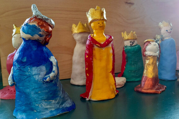 Diese Figuren entstanden 2025 im Rahmen des Projekts "Würde:voll". Der Förderverein stellte die Materialien zur Verfügung.