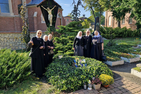 An Mutter Evas Grab mit Schwestern aus dem Diakonissenmutterhaus Eben-Ezer aus Dziegielow