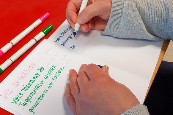 In den Heften werden Neuigkeiten und Erlebnisse festgehalten In den Heften werden Neuigkeiten und Erlebnisse festgehalten