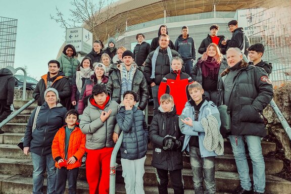 Gruppenfoto vor dem Stadion