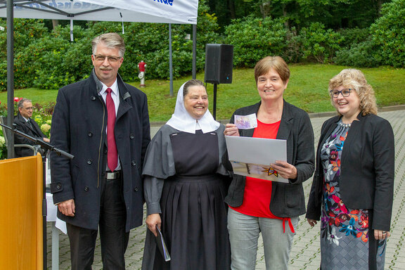 Brigitte Hamann (2. v. r.) mit dem Friedenshort-Vorstand (v.l.) Götz-Tilman Hadem, Sr. Christine Killies, Pfrn. Ute Riegas-Chaikowski  