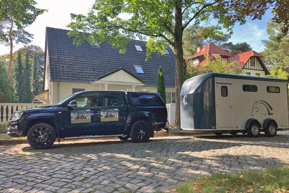 Der Wagen mit Anhänger wurde sehnsüchtig erwartet