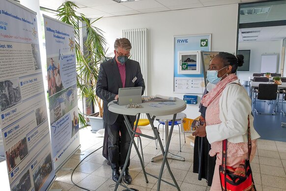 Besucherin am Stand