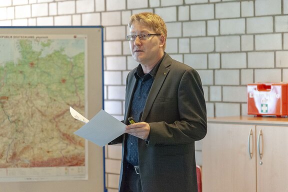 Pfr. i.E. Christian Wagener erläuterte die Kreativ-Aktion und deren Bezug zur Kirchentagslosung