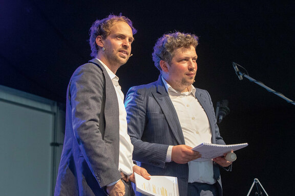 Das Theater-Duo "Eure Formation", unter anderem mit dem Tourneestück "PlayLuther" bekannt geworden, moderiert die Abschiedsfeier