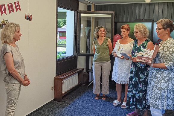 bei der Verabschiedung, Karin Hampel mit Kolleginnen und Kollegen