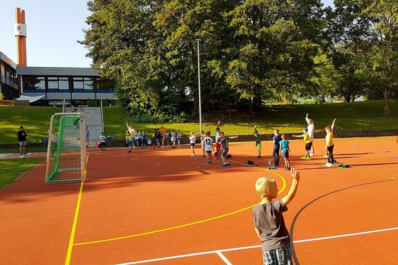 Der Sportunterricht kann nun wieder draußen stattfinden