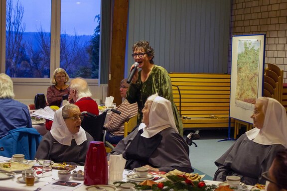 Die Märchenerzählerin hatte drei Geschichten im Gepäck Die Märchenerzählerin hatte drei Geschichten im Gepäck
