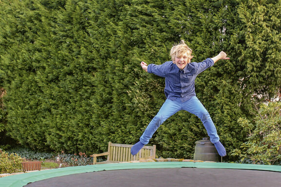Rund um die Wohngruppe gibt es reichlich Möglichkeiten zur Bewegung. Symbolfoto: © cromary/stock.adobe.com