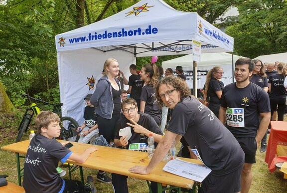 Gute Stimmung herrschte am Stand des Friedenshortes, der von der Mitarbeitervertretung und FILoU aufgebaut und betreut wurde