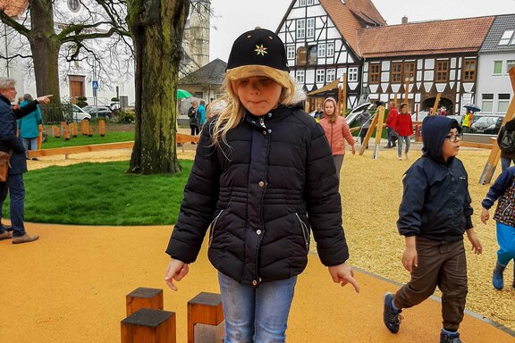 Die neuen Spielgeräte wurden sofort ausprobiert