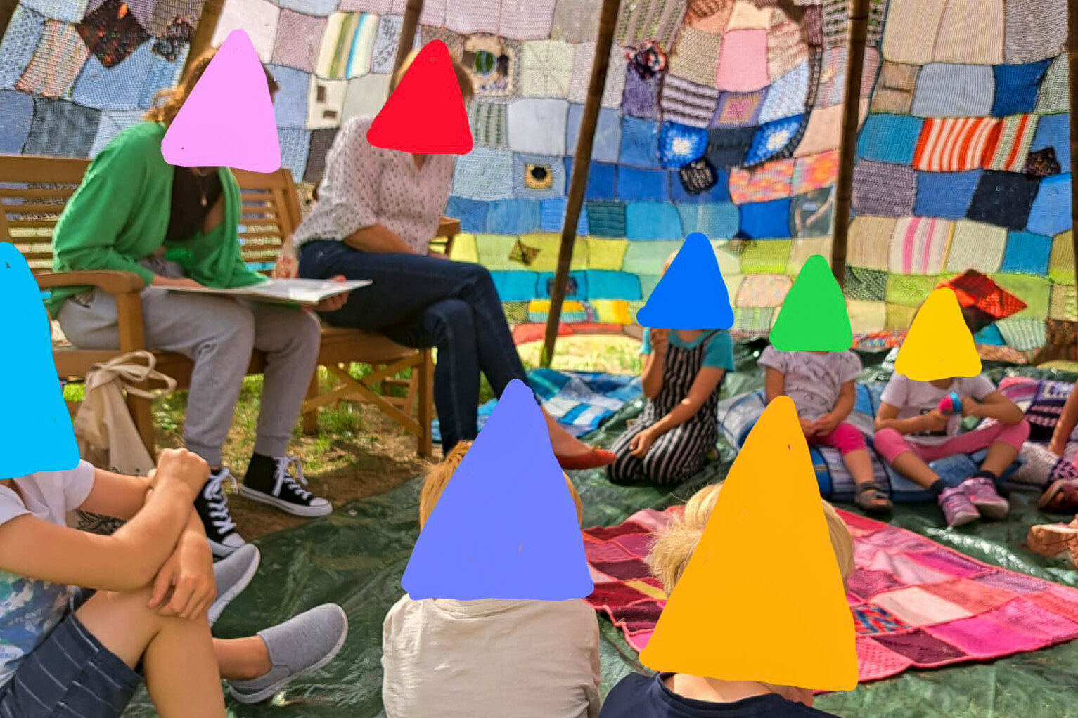 Geschichten lesen im Tipi-Zelt. Das Tipi wurde vor zwei Jahren von vielen fleißigen Händen aus selbstgestrickten Mosaik-Teilen zusammengefügt.