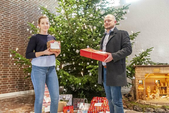 Andrea Schaffarczyk (Dornseifer) und Udo Klöckner (Friedenshort) bei der Geschenke-Übergabe