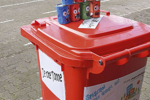 Die "Rote Tonne" ist prallgefüllt mit diversen Spiele-Angeboten. Jeden Mittwoch ist Outdoor-Spieletag. Sie kann zusammen mit Sitzgarnituren und Pavillons auch für private oder gemeinwohlorientierte Veranstaltungen kostenfrei ausgeliehen werden.