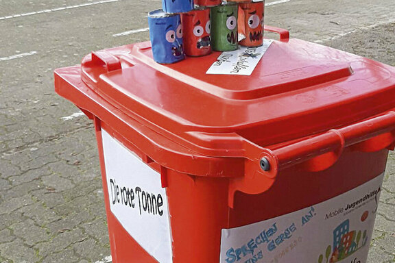 Die Rote Tonne Die "Rote Tonne" ist prallgefüllt mit diversen Spiele-Angeboten. Jeden Mittwoch ist Outdoor-Spieletag. Sie kann zusammen mit Sitzgarnituren und Pavillons auch für private oder gemeinwohlorientierte Veranstaltungen kostenfrei ausgeliehen werden.