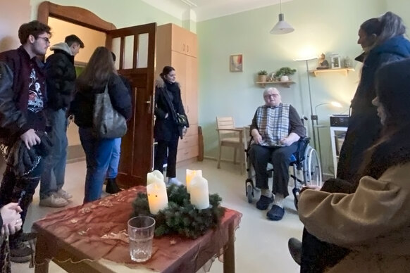 Auch die Bewohnerinnen und Bewohner kamen bei einem Besuch der Wohngruppen zu Wort Auch die Bewohnerinnen und Bewohner kamen bei einem Besuch der Wohngruppen zu Wort