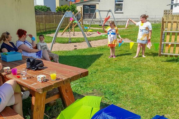 Die Aufführung fand im Garten statt