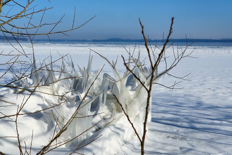 Bizarre Eisgebilde am zugefrorenen See