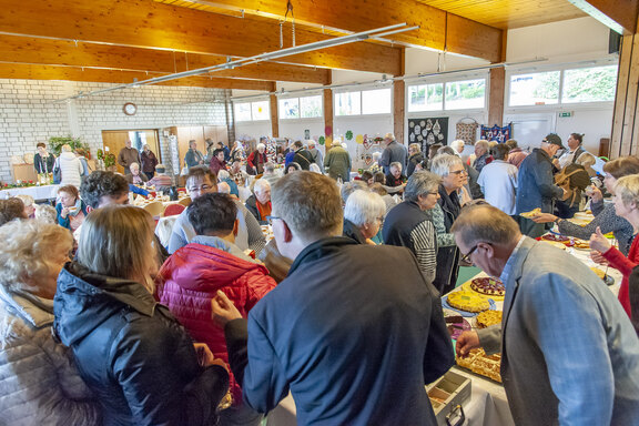 Besucher im Festsaal