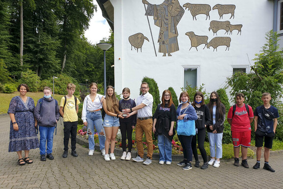 Gruppenbild mit Spendenübergabe