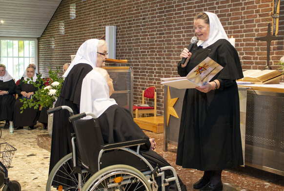 Oberin Sr. Christine Killies bekräftigte mit einem Bibelvers und Segensworten die Einsegnung zur Diakonisse