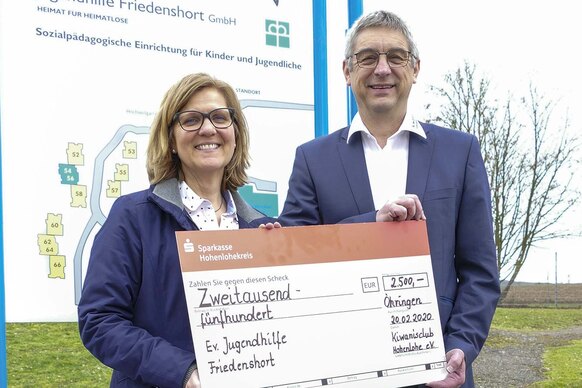 Martin Hütter überreicht den symbolischen Scheck an Cordula Bächle-Walter (Distriktleiterin + stellv. Regionalleiterin Region Süd) Martin Hütter überreicht den symbolischen Scheck an Cordula Bächle-Walter (Distriktleiterin + stellv. Regionalleiterin Region Süd)