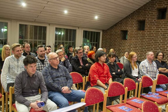 Über 150 Mitarbeitende waren der Einladung zur Weihnachtsfeier ...