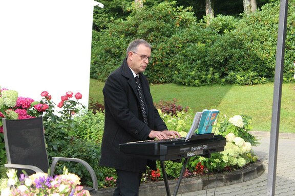 Wilhelm Müller, Mitarbeitender aus dem Rechnungswesen, sorgte für musikalische Begleitung am Keyboard