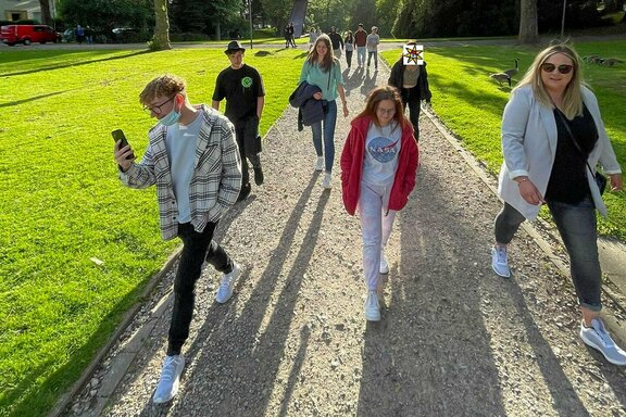 Auf dem Fußweg zur Musicalhalle Auf dem Fußweg zur Musicalhalle