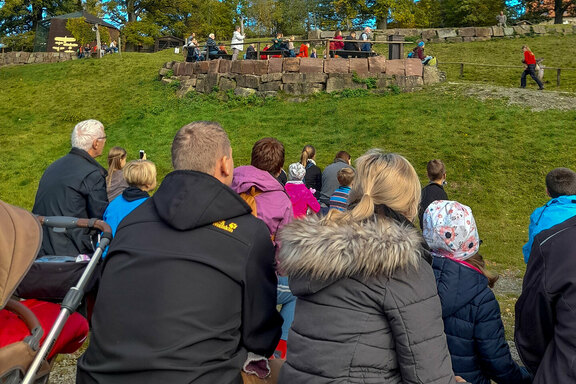 Besonders spannend war die Greifvogelshow im Tierpark Sabarburg ...