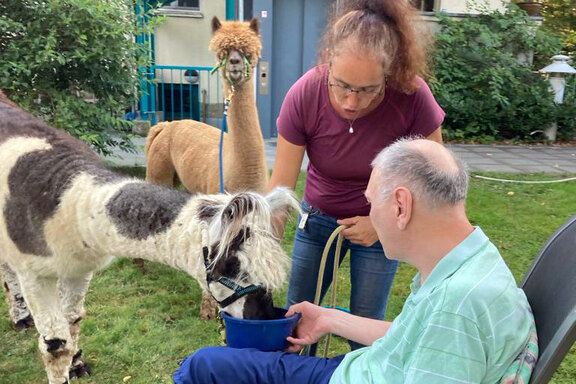 Gerne übernahmen die Bewohnerinnen und Bewohner das Füttern der Tiere