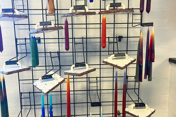 Eine der Aktivitäten war das Ziehen von Kerzen Eine der Aktivitäten war das Ziehen von Kerzen