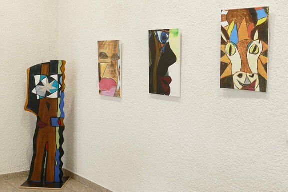 Sowohl Holzstelen als auch großformatige Fotografien mit Details der Stelen wurden präsentiert