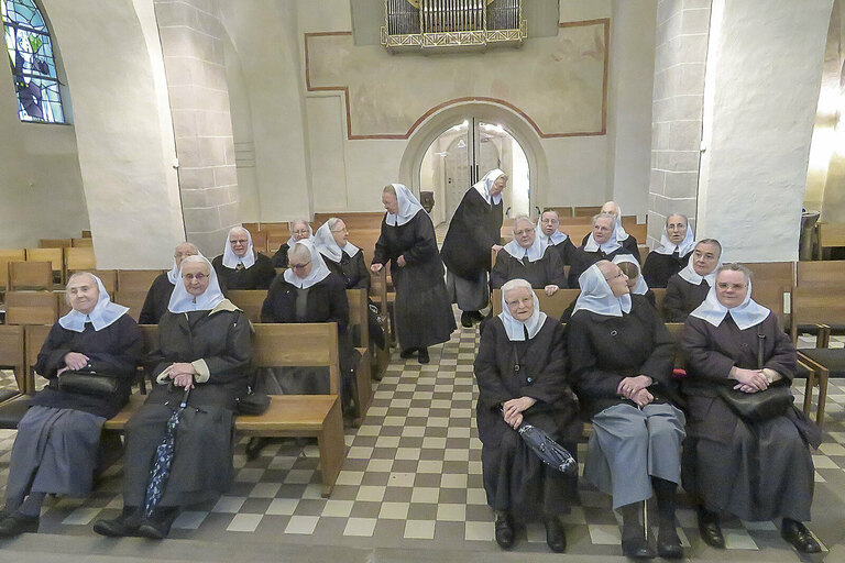 In der Kreuzkirche von Wiedenest wurden die Schwestern von Pfr. Michael Kalisch empfangen 