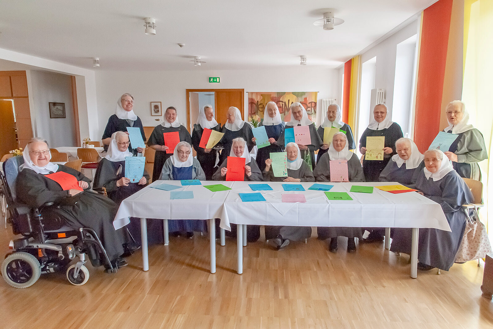 Die bunten Ostergrüße kamen bestens an, wie diese Schwesterrunde stellvertretend bekundet (alle sind zweifach geimpft und haben fürs Foto ihre Masken abgenommen).